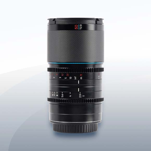 Sirui 50mm T2.9 1.6x Carbon Fiber Anamorphic (Blue Flare) Canon RF Objektiv Vermietung 1